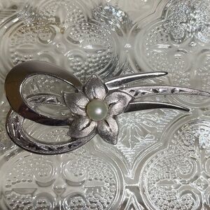 vintage sterling silver flower brooch pin with white pearl
